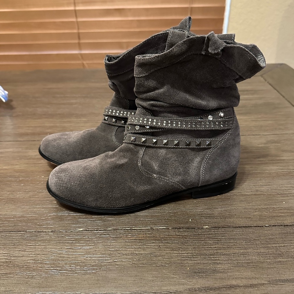 Sz 8 women's Gray Suede Ankle Boots with Studded Strap